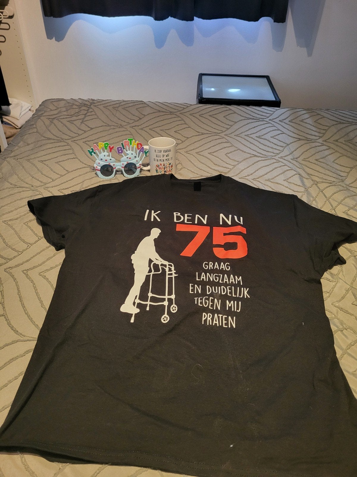 Tshirt 75e verjaardag + zonnebril + mok, Ophalen