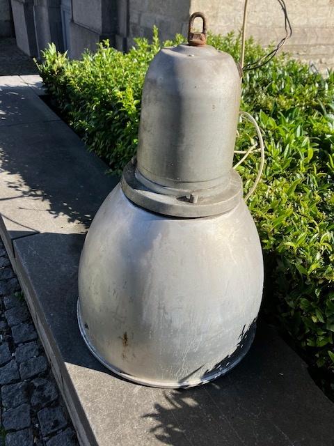 OUDE INDUSTRIELE ALUMINIUM LAMP. FABRIEKSLAMP, Huis en Inrichting, Lampen | Hanglampen, Ophalen of Verzenden, Gebruikt, Metaal