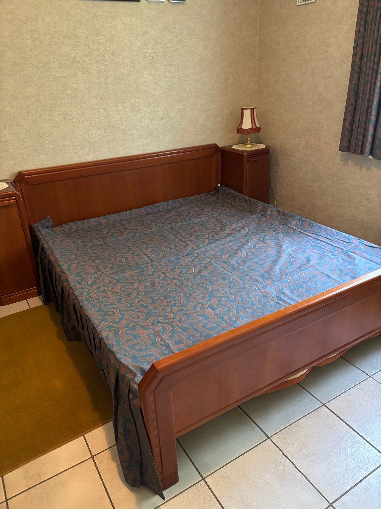 Dubbelbed 160 cm, 2 nachtkastjes en commode in kersenhout, Ophalen, Zo goed als nieuw, Tweepersoons, Klassieke stijl