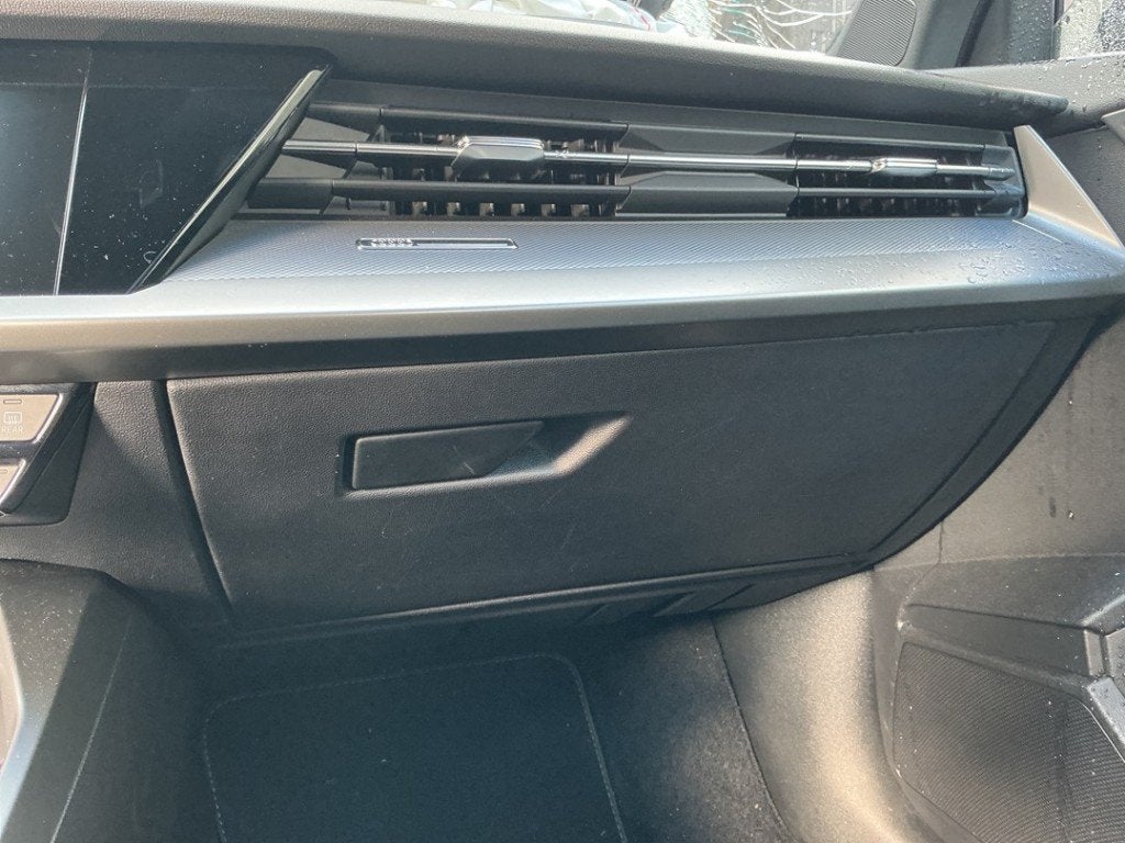COMPARTIMENT A GANTS Audi A3 Limousine (8YS) (|8Y1857035A|), Auto-Union-Straße  1,
85057  Ingolstadt, DE, Info@audi.de, Audi, Utilisé