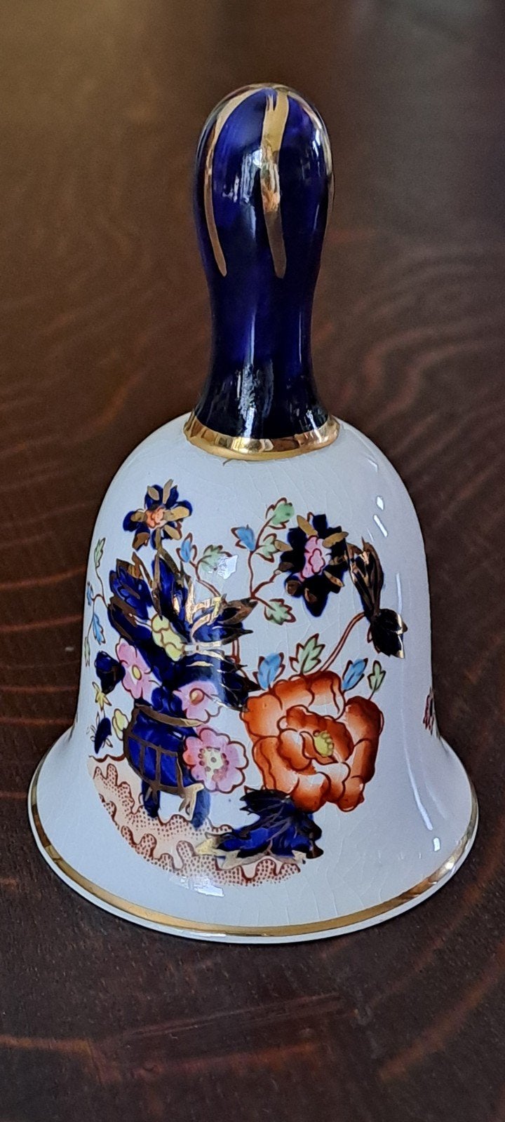 Clochette en porcelaine émaillée avec décor floral., Enlèvement