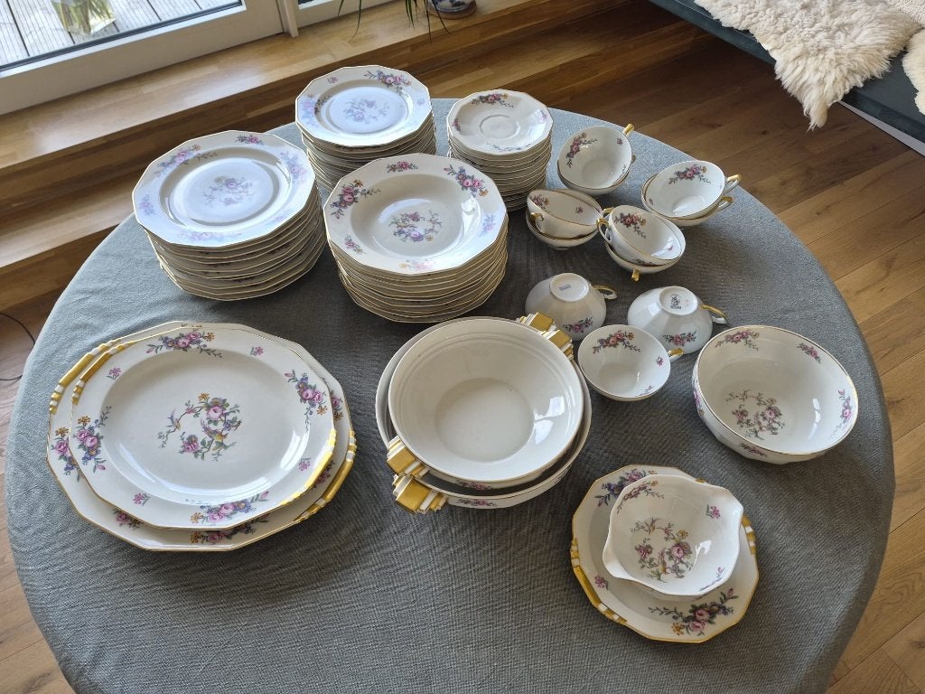 Schattig porseleinen servies in goede staat, Antiek en Kunst, Ophalen