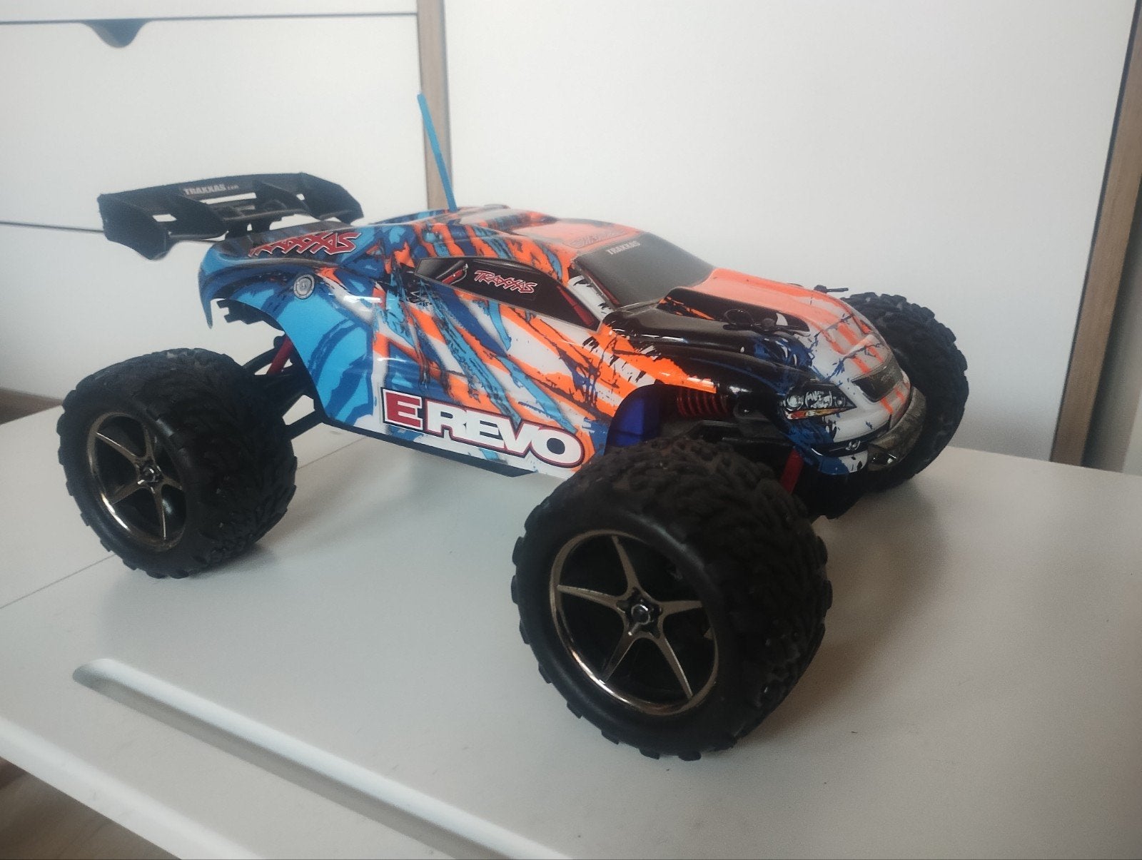 Traxxas E Revo Titan 4x4, Elektro, Auto offroad, Ophalen of Verzenden, Zo goed als nieuw