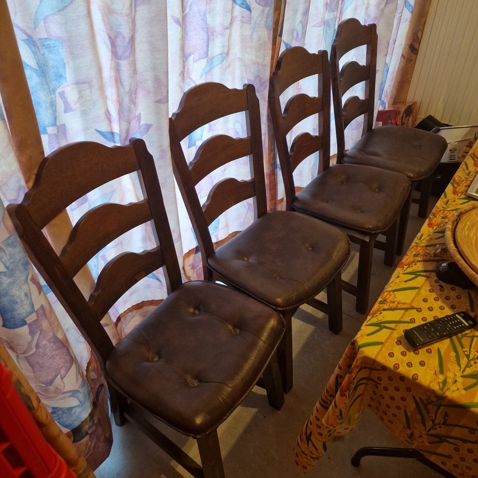 4 chaises en bois à donner – enlèvement urgent, Maison & Meubles, Enlèvement