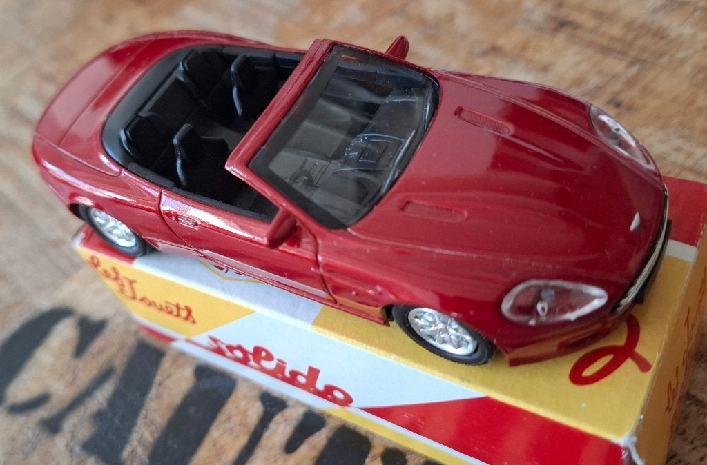 ASTON MARTIN DB9 Volante Bordeaux 1/43 SOLIDO France NEUVE+B, Ophalen, Nieuw, Auto, Solido