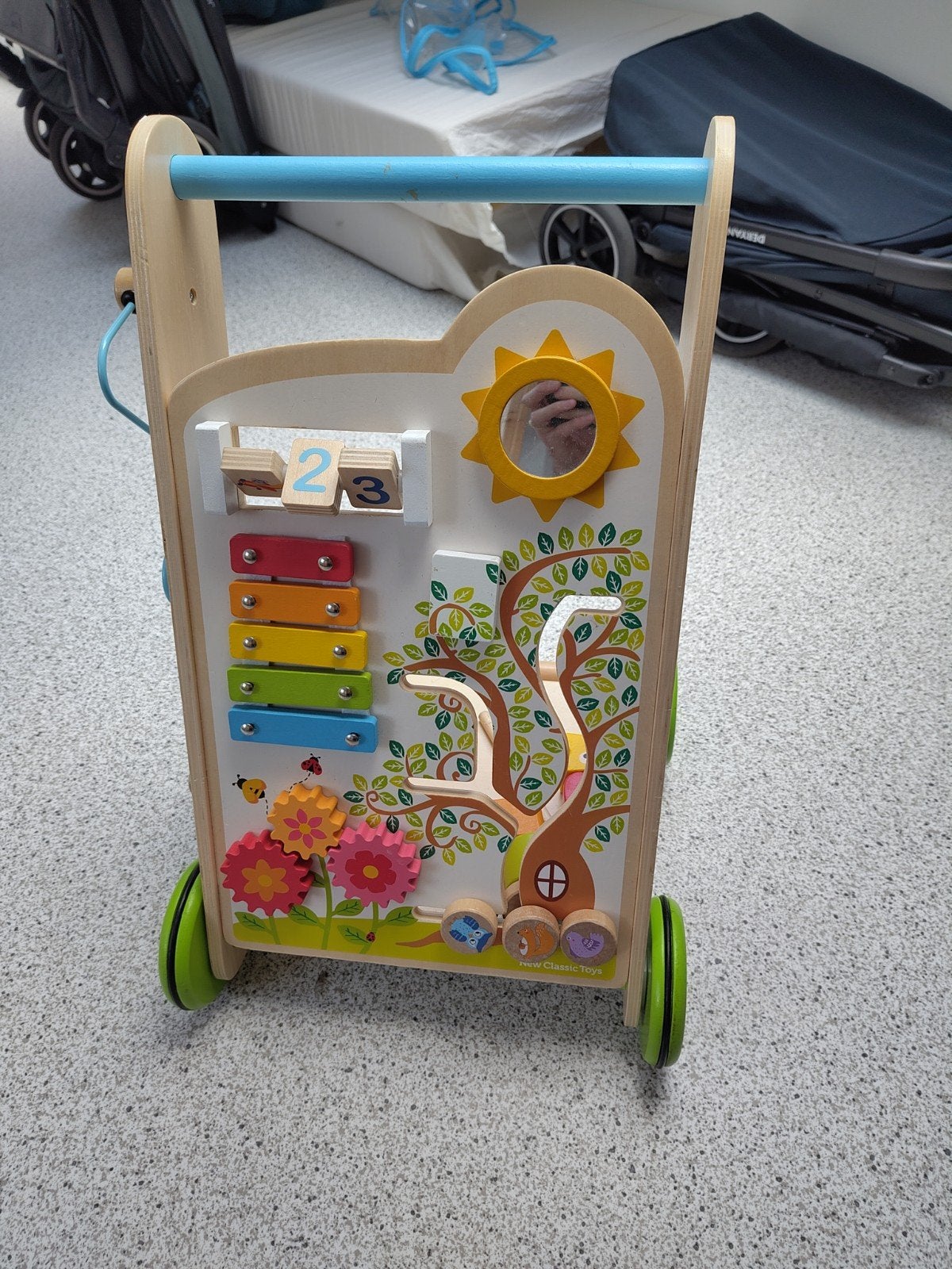 Trotteur pour bébé en bois, Enfants & Bébés, Enlèvement, Utilisé, Jouet à Pousser ou Tirer