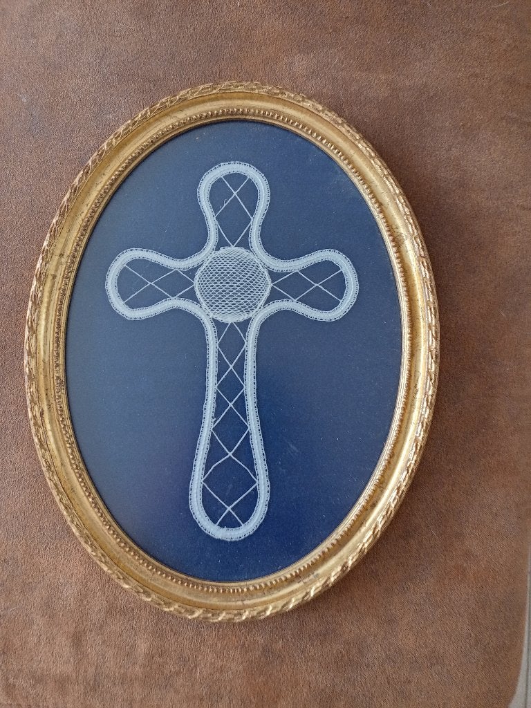 Kanten kruis in goudkleurige kader, Hobby en Vrije tijd, Kantklossen, Ophalen, Gebruikt