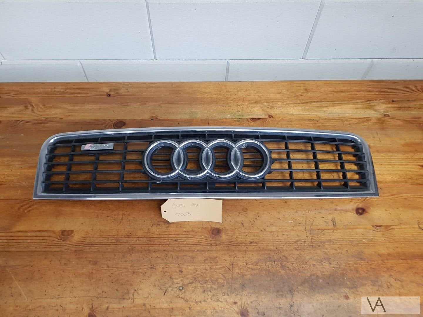 Audi A4 2001 - 2004 grille in motorkap  S line blokjes €40, -, Audi, Utilisé, -