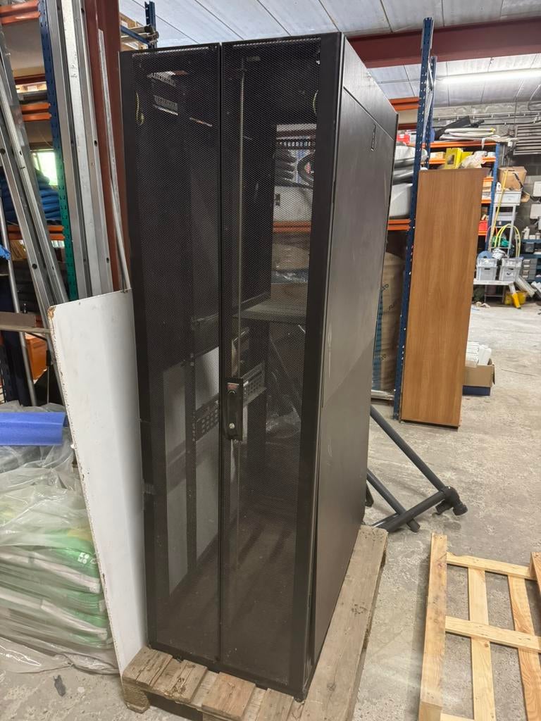 Armoire informatique, Enlèvement, Utilisé
