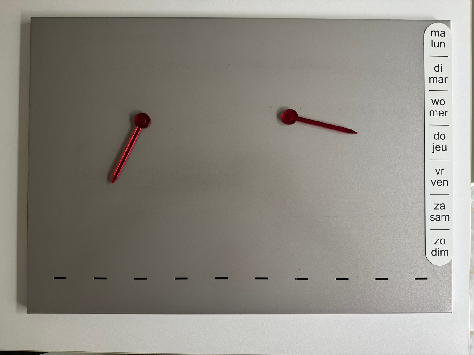 Handig magnetisch weekplan- /memobord (met rode magneten), Ophalen, Zo goed als nieuw