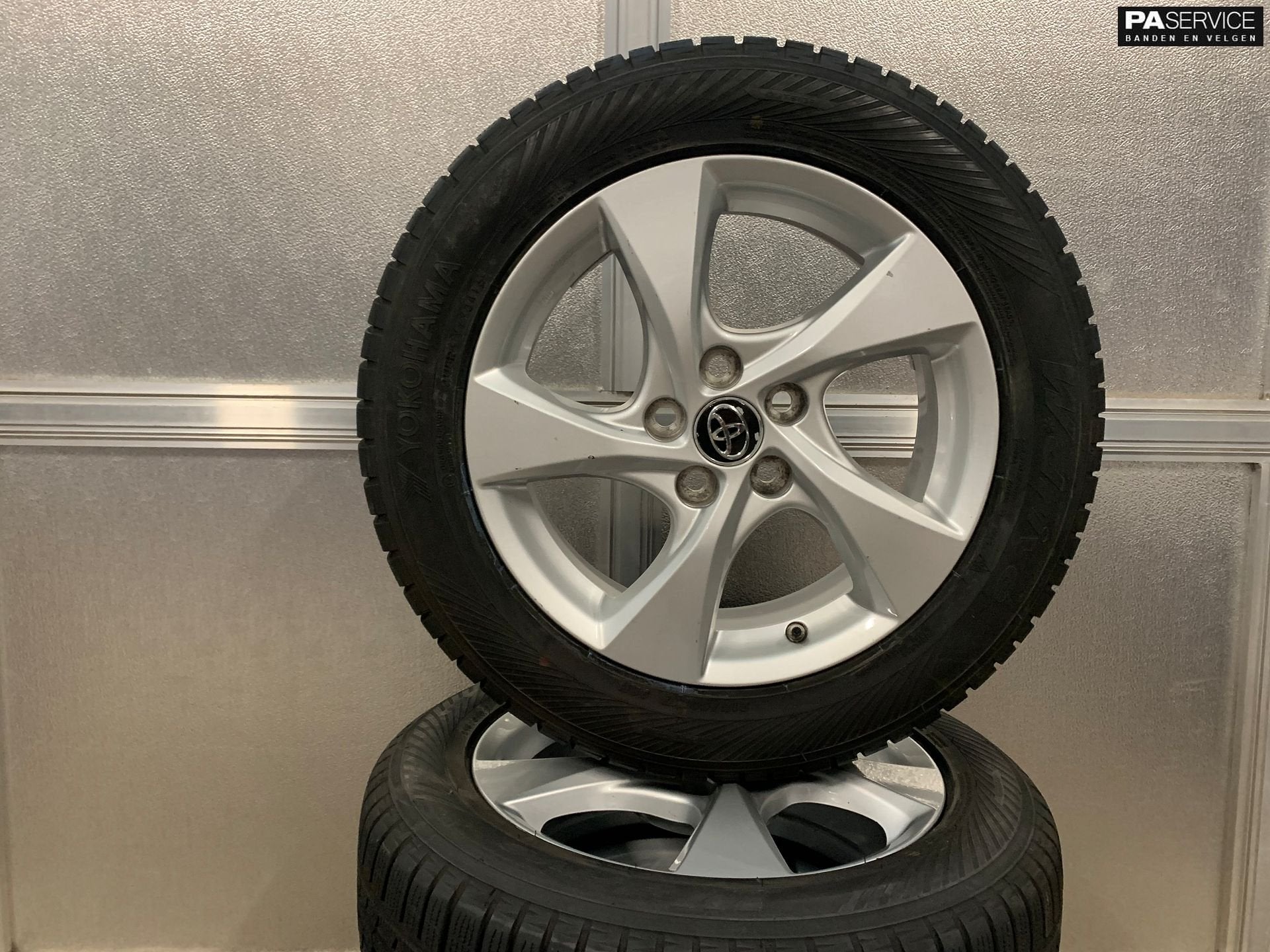 Origineel Toyota CH R Winterset incl Yokohama 7.8 mm TPMS, Autos : Pièces & Accessoires, Pneus et Jantes, 215 mm, Véhicule de tourisme