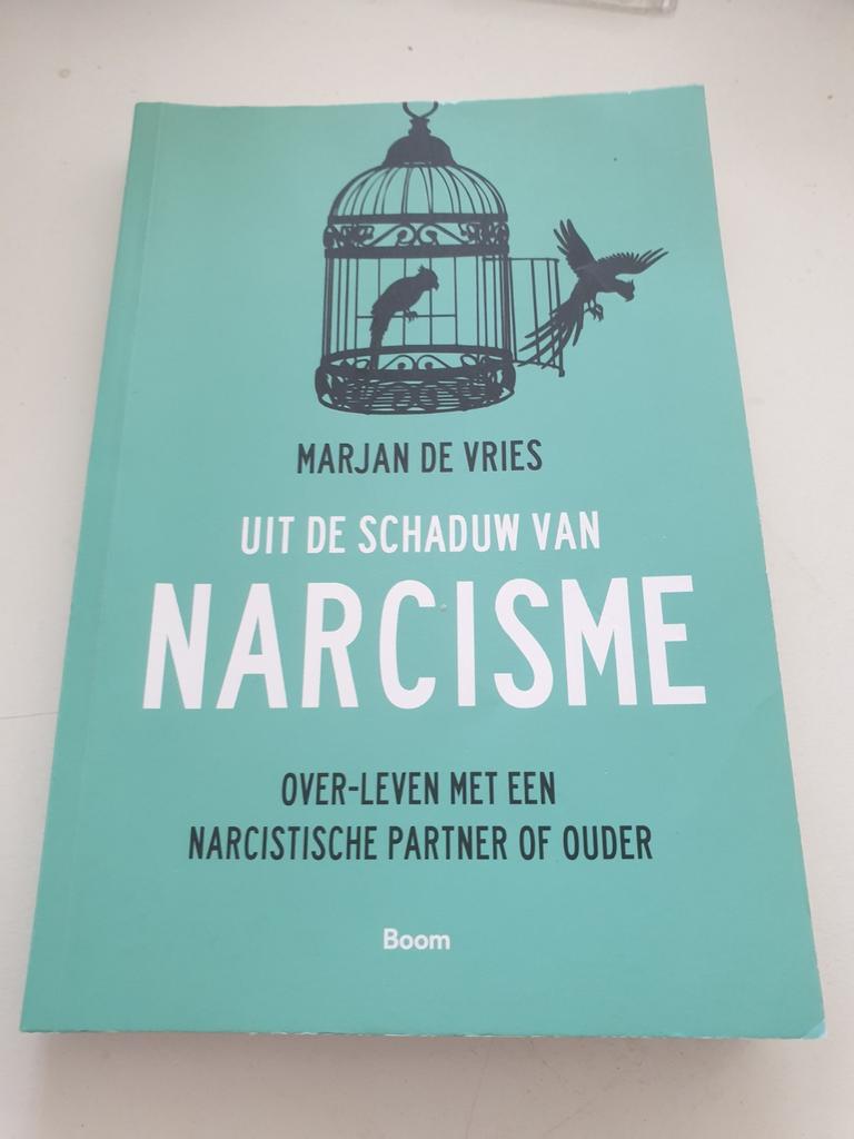 Marjan de Vries - Uit de schaduw van narcisme, Enlèvement ou Envoi, Comme neuf, Marjan de Vries