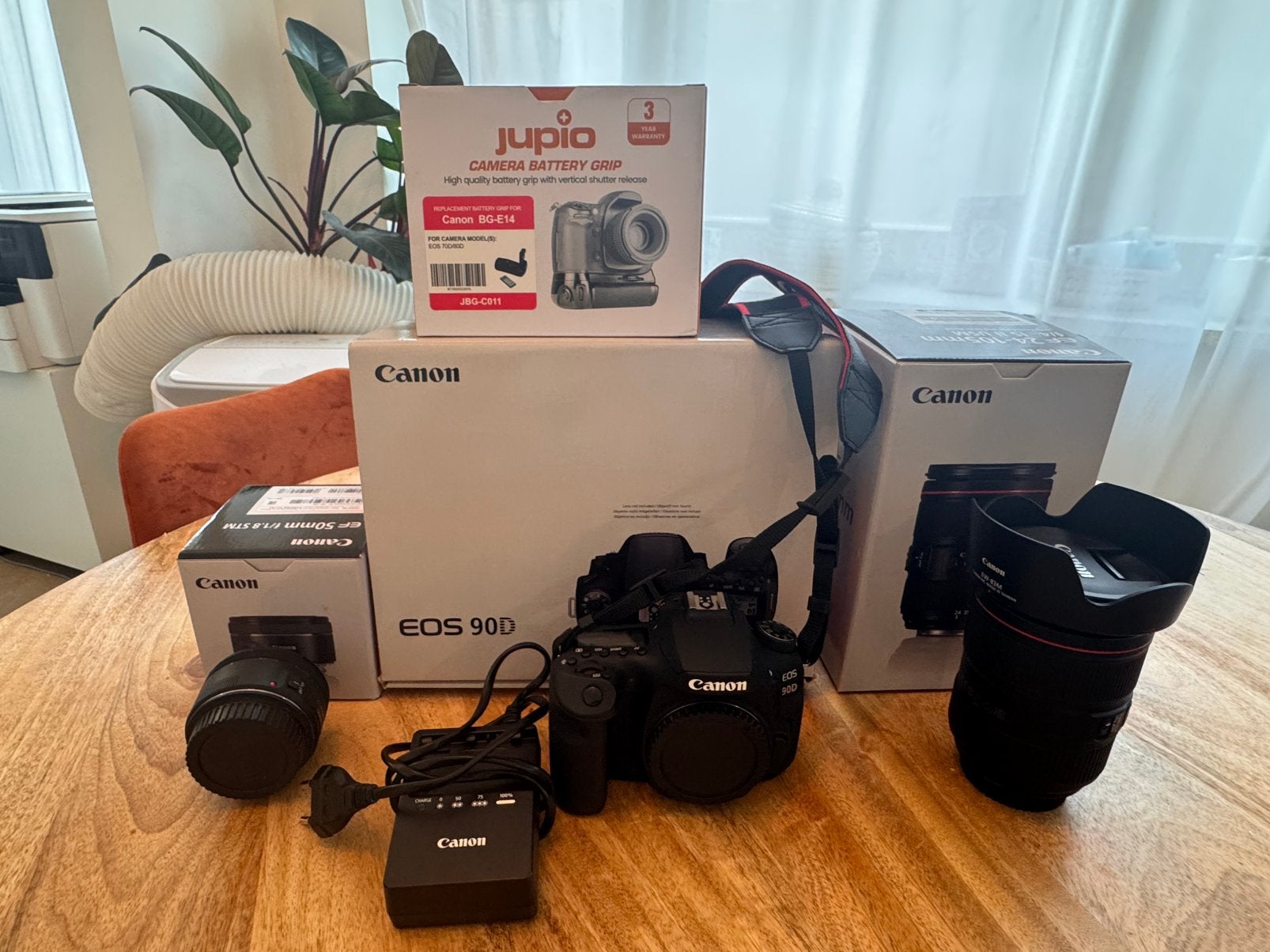 Canon EOS 90D + EF 24-105mm f/4L + EF-50 f/1.8 + Jupio Batt, Enlèvement ou Envoi, Comme neuf, Sangle de transport, Canon