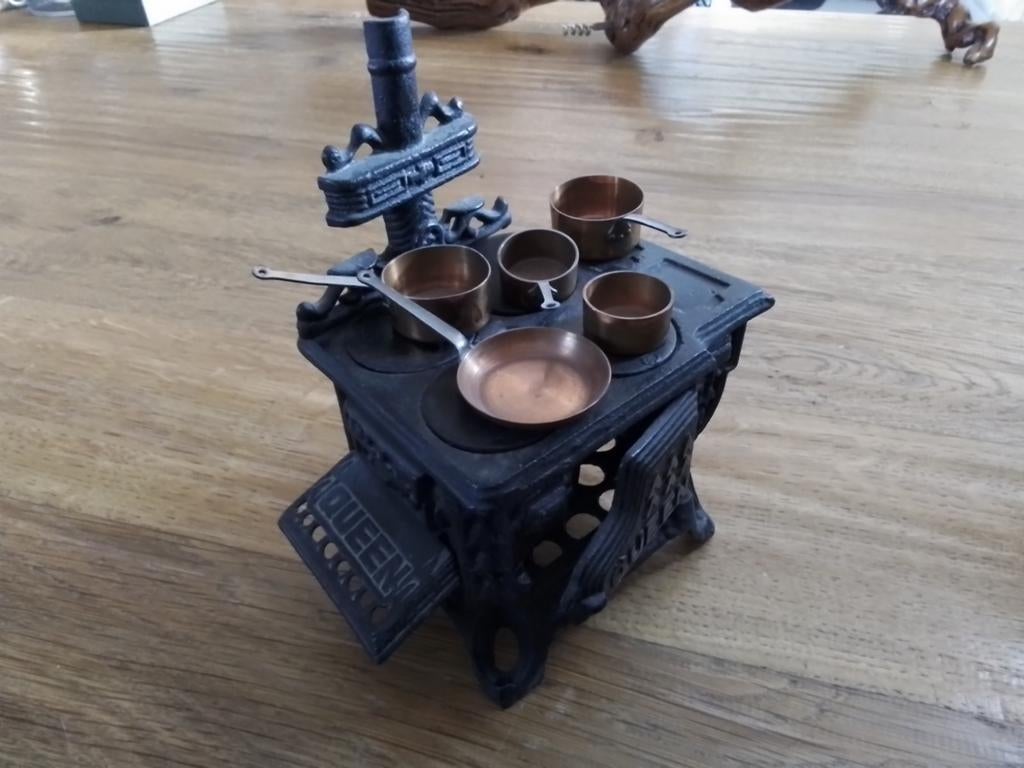 Klein metalen fornuis en koperen potten. Hoogte 15cm, Ophalen