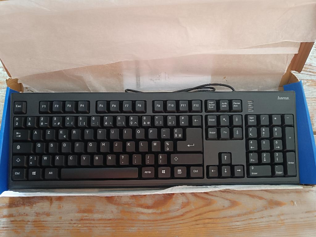 Degelijk azerty toetsenbord Hama, nieuw, lange kabel, Computers en Software, Ophalen, Hama, Bedraad, Nieuw