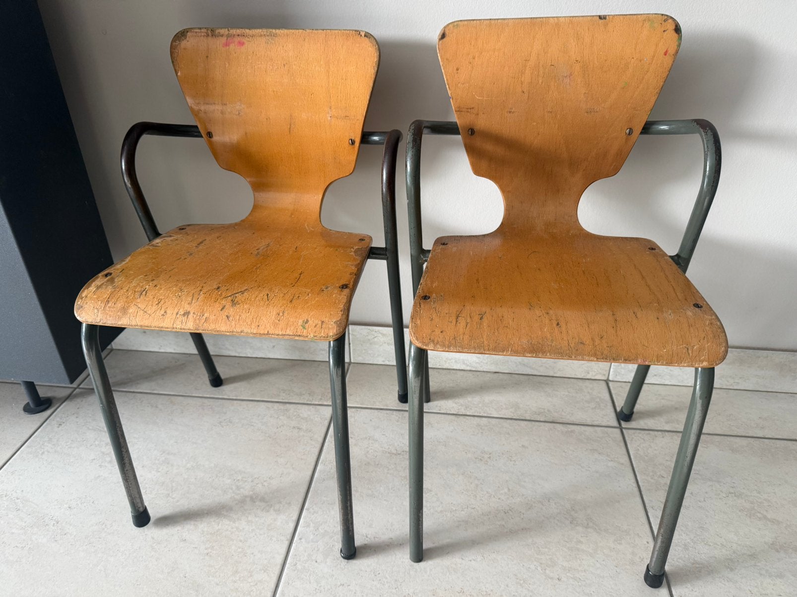 2 oude peuterstoeltjes jaren ‘ 60, Enlèvement, Utilisé, Bois, Retro
