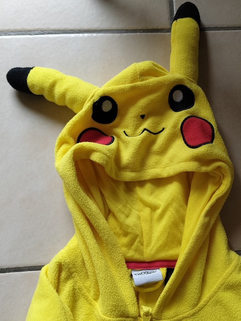 onesie pokemon pikachu maat medium large (dames), Ophalen of Verzenden, Zo goed als nieuw, Maat 38/40 (M), Geel