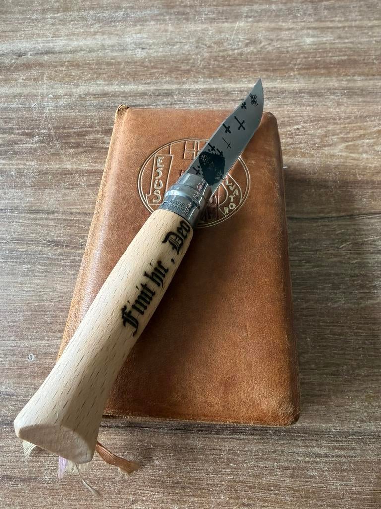 Opinel Nr. 8 – Custom gravure “The Nun” (uniek stuk!), Enlèvement ou Envoi