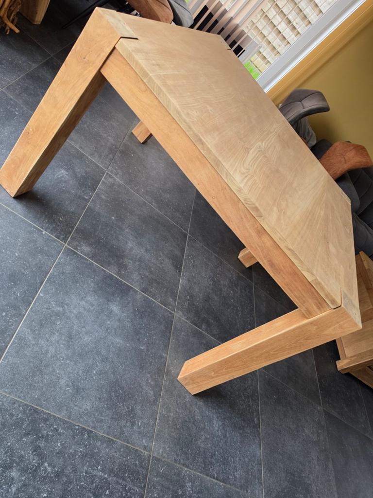 Table en teck, Enlèvement
