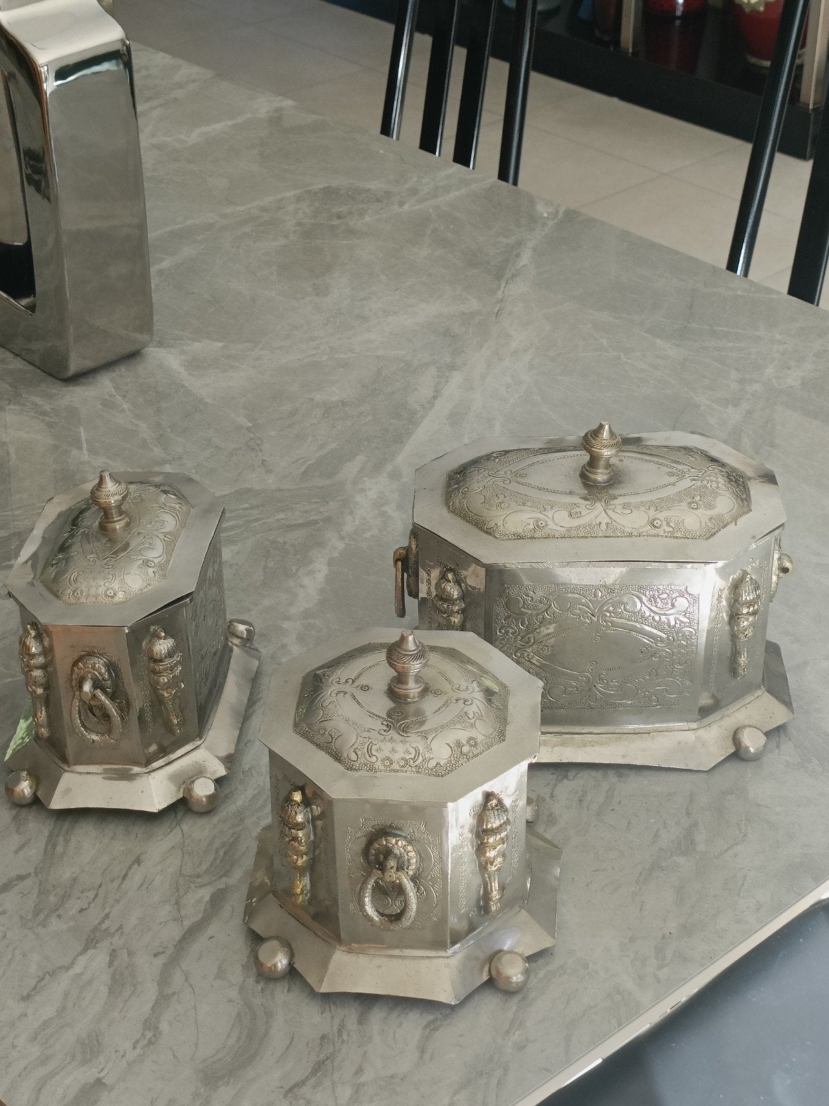 Superbe boîtes à thé en métal argenté du Maghreb 1960 signé., Enlèvement ou Envoi