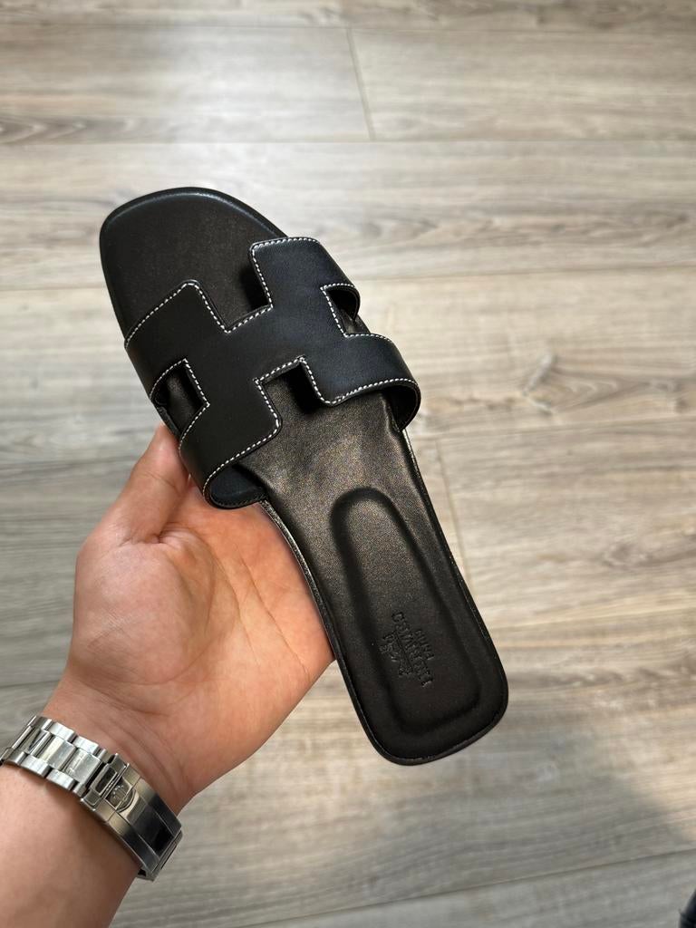 Chaussons Hermès nouvelle taille 38, Neuf, Enlèvement, Sandales de bain, Noir