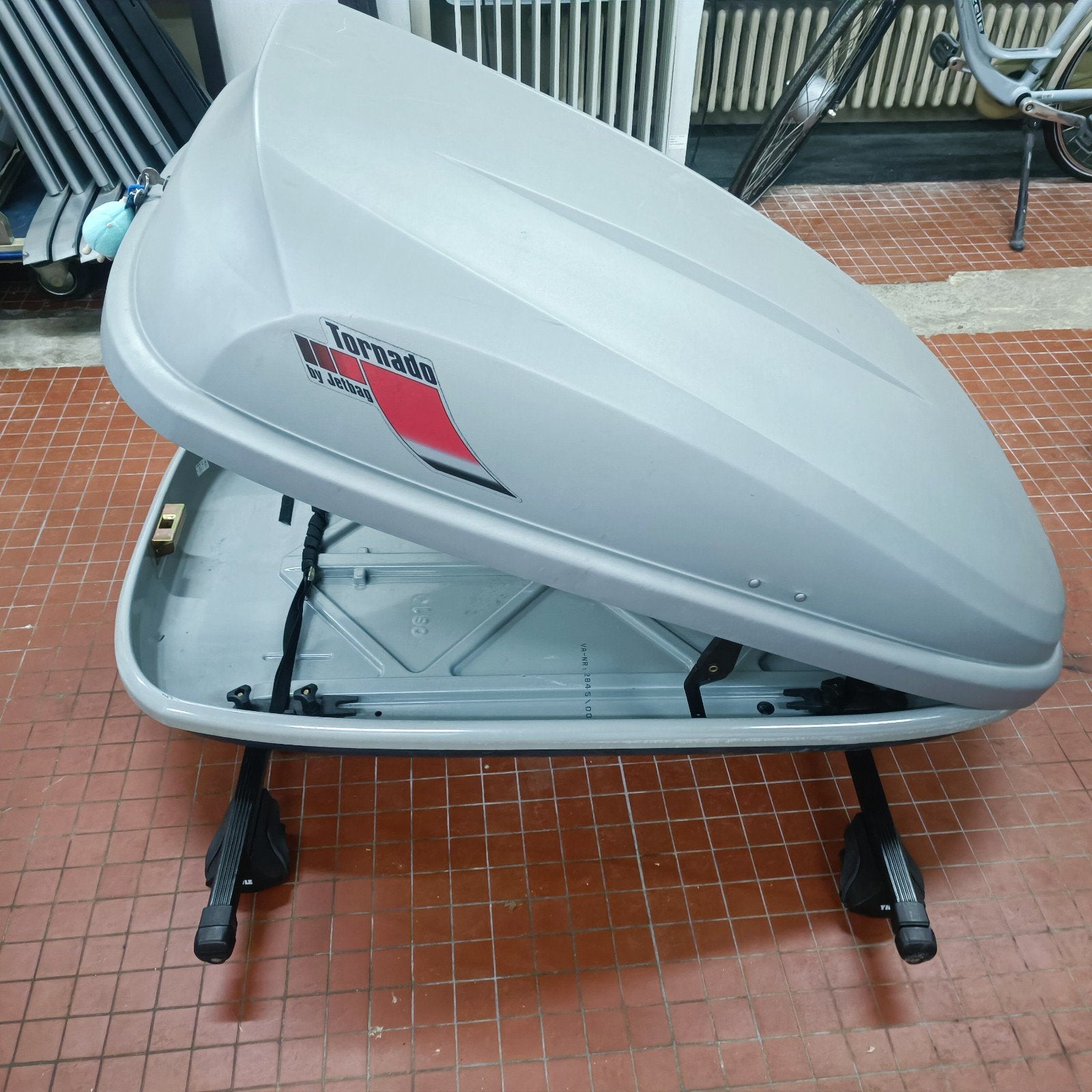 dakkoffer met Thule universele dragers voor dakrails, Enlèvement, Comme neuf