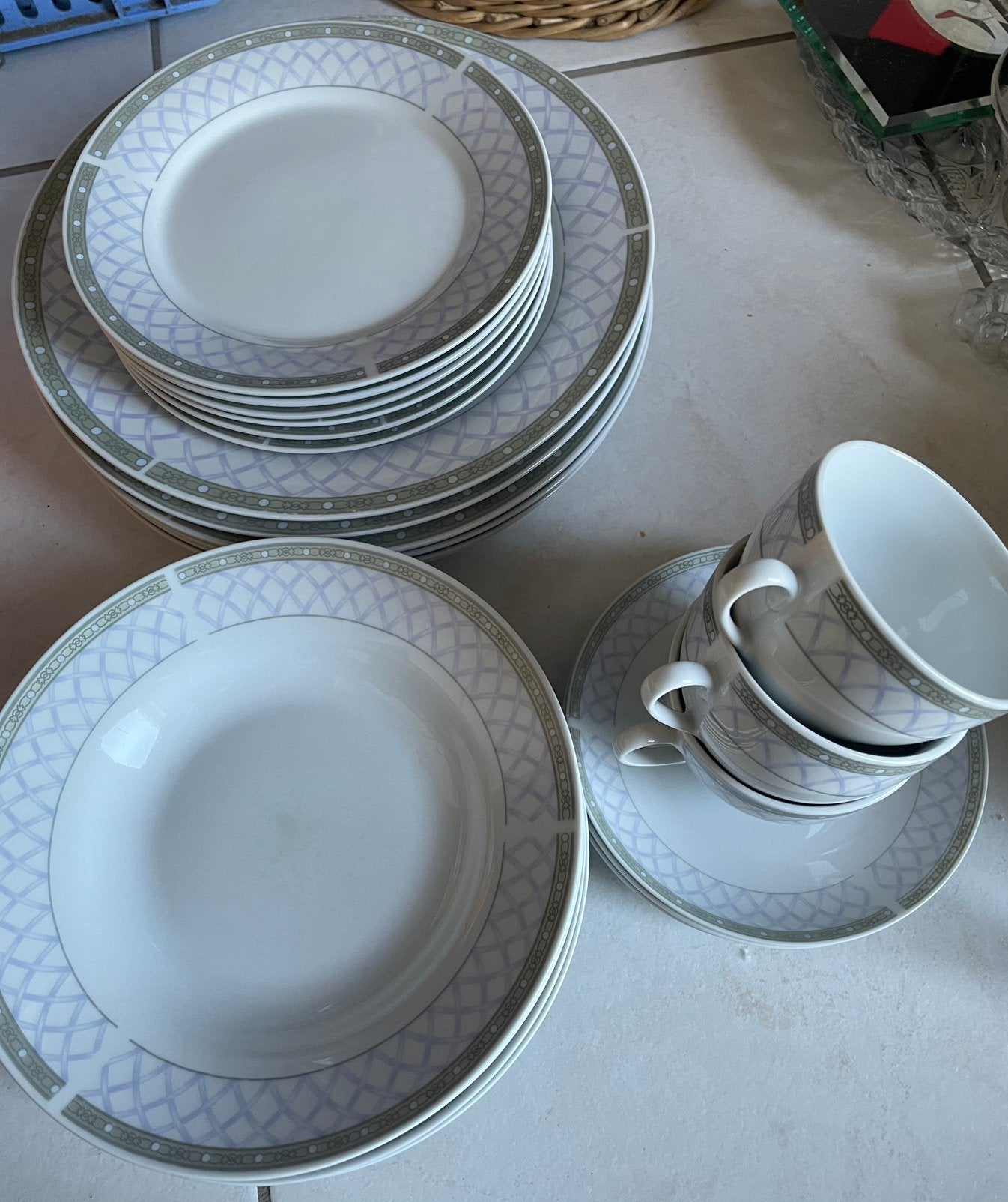 Vaisselle classique et intemporelle avec tasses et soucoupes, Enlèvement ou Envoi