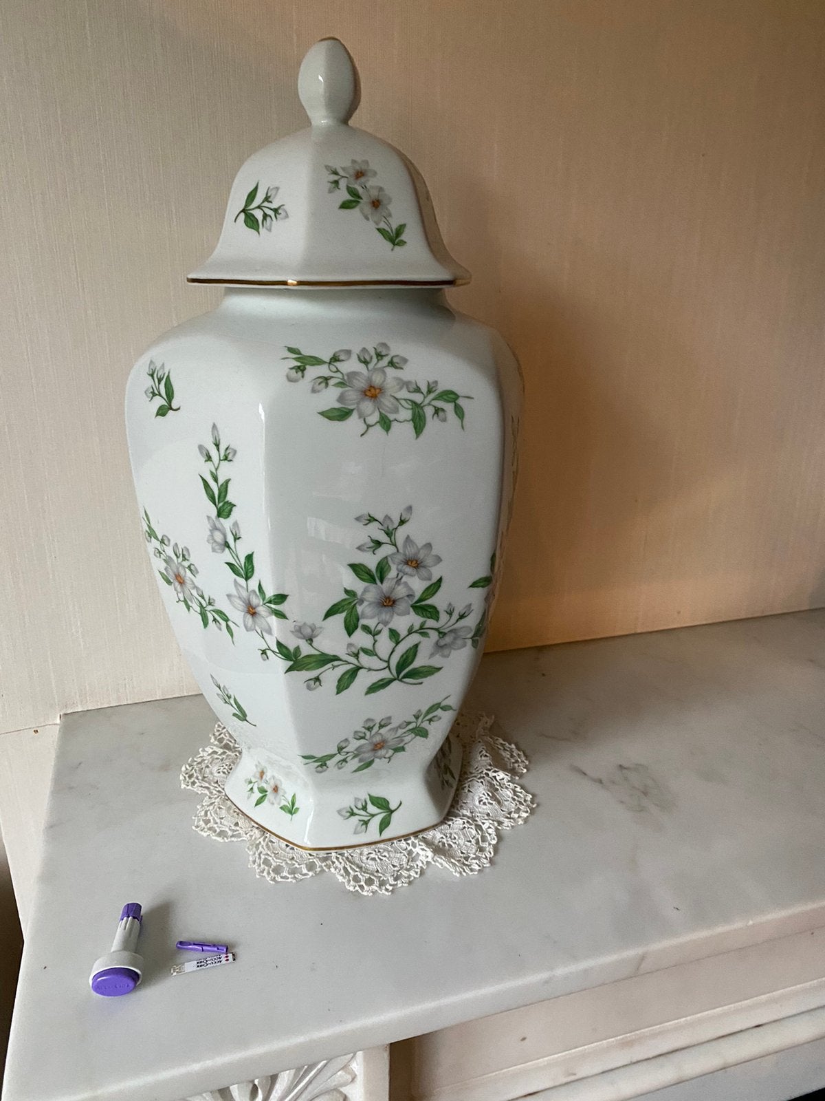 Vases et porcelaine, Enlèvement