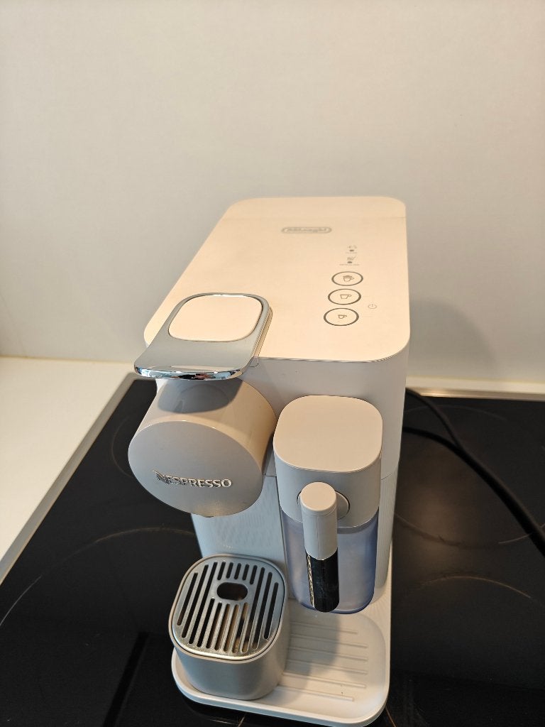 Nespresso Latissima One, Elektronische apparatuur, Koffiezetapparaten, Ophalen of Verzenden, Gebruikt, Koffiepads en cups, Afneembaar waterreservoir