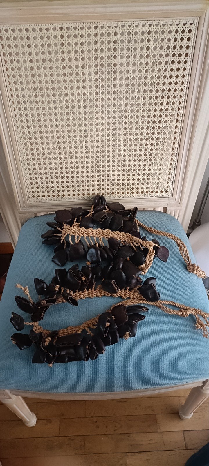 Clochettes Cuir durci fixées sur corde. Instruments Afrique, Enlèvement ou Envoi