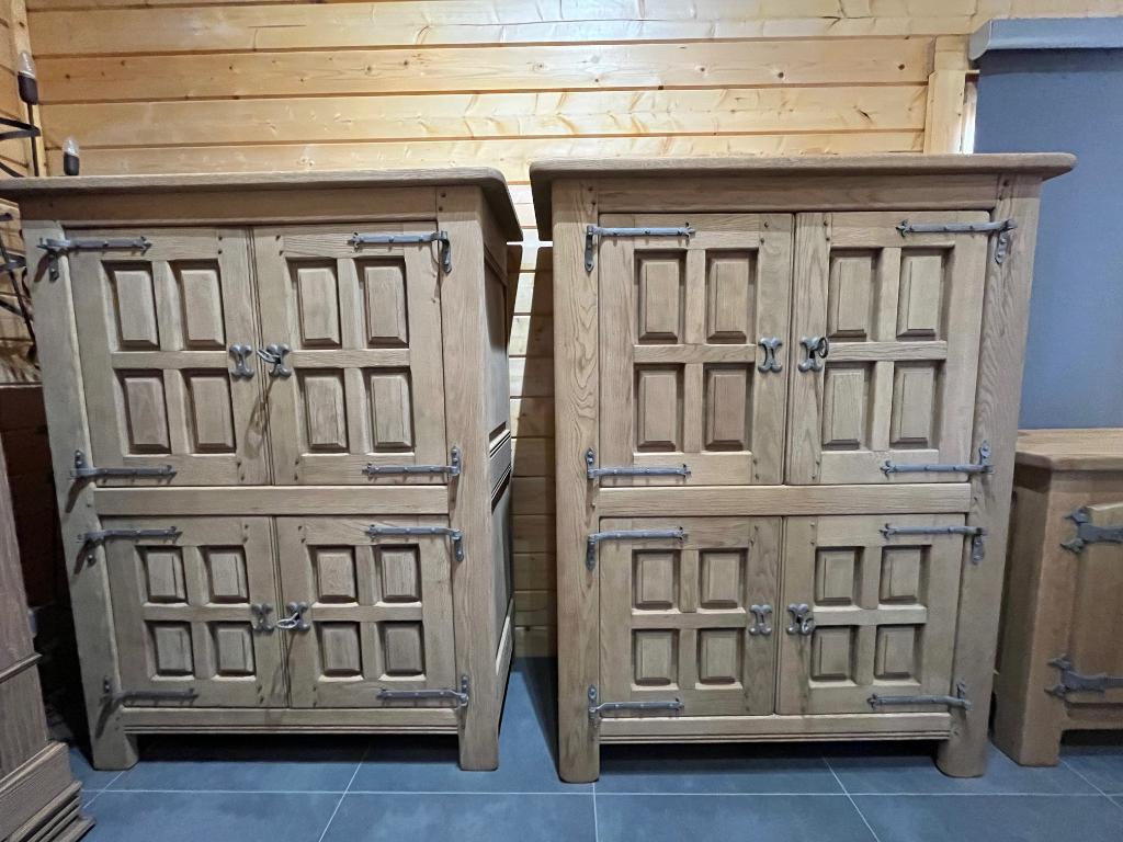 2 identieke landelijke eiken kasten, Ophalen, Eikenhout