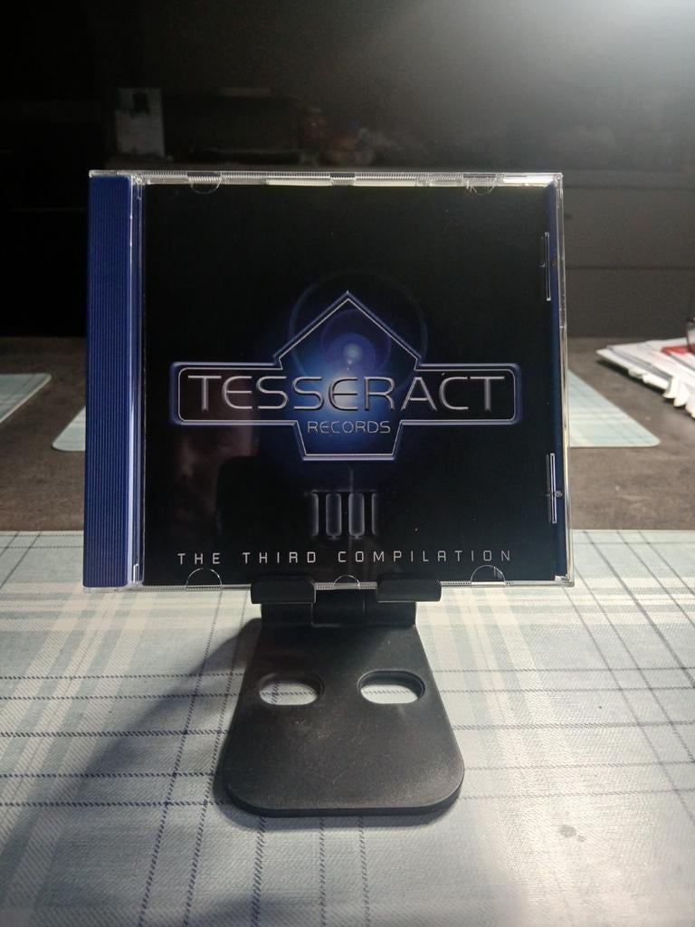 Tesseract enregistre le troisième CD de compilation, Enlèvement ou Envoi