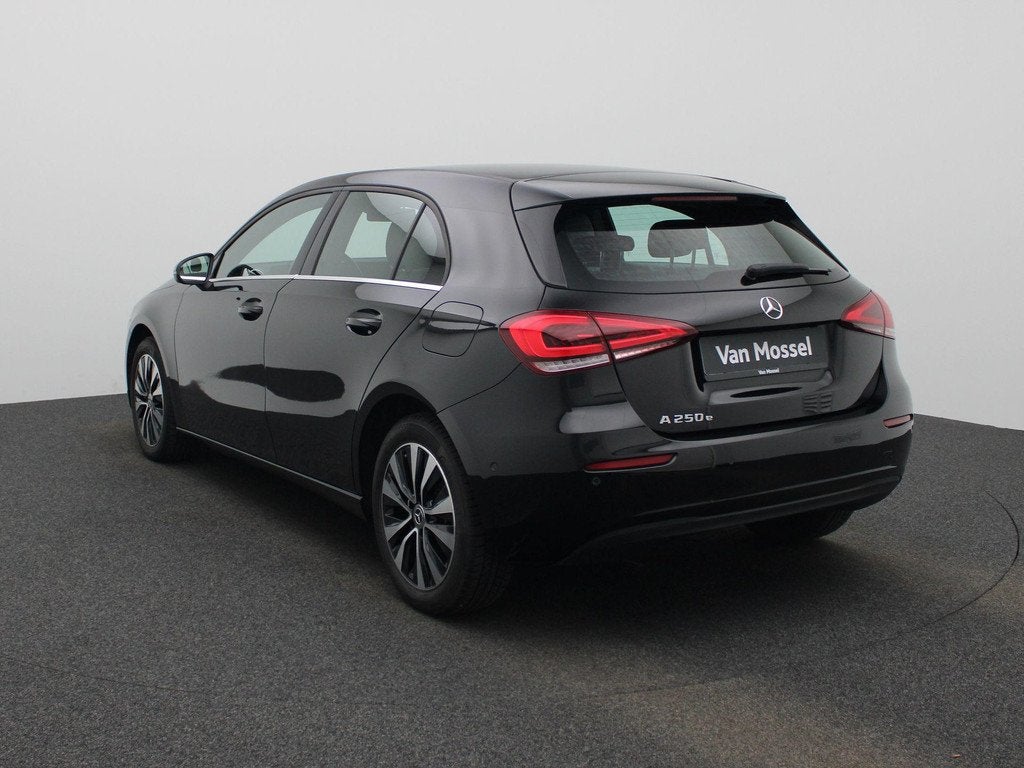 Mercedes-Benz A-Klasse A 250 e Business Solution 1Y USED GAR, Auto's, Stof, 4 cilinders, 16 kWh, Zwart