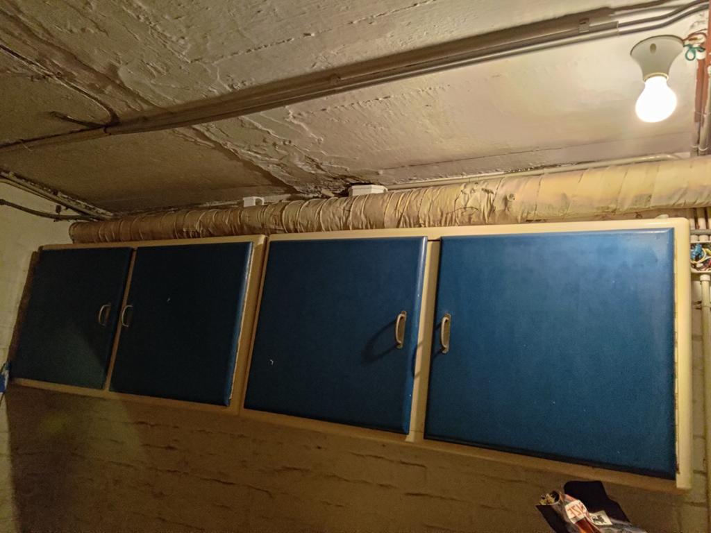 Armoire suspendue dans un beau style rétro, Enlèvement