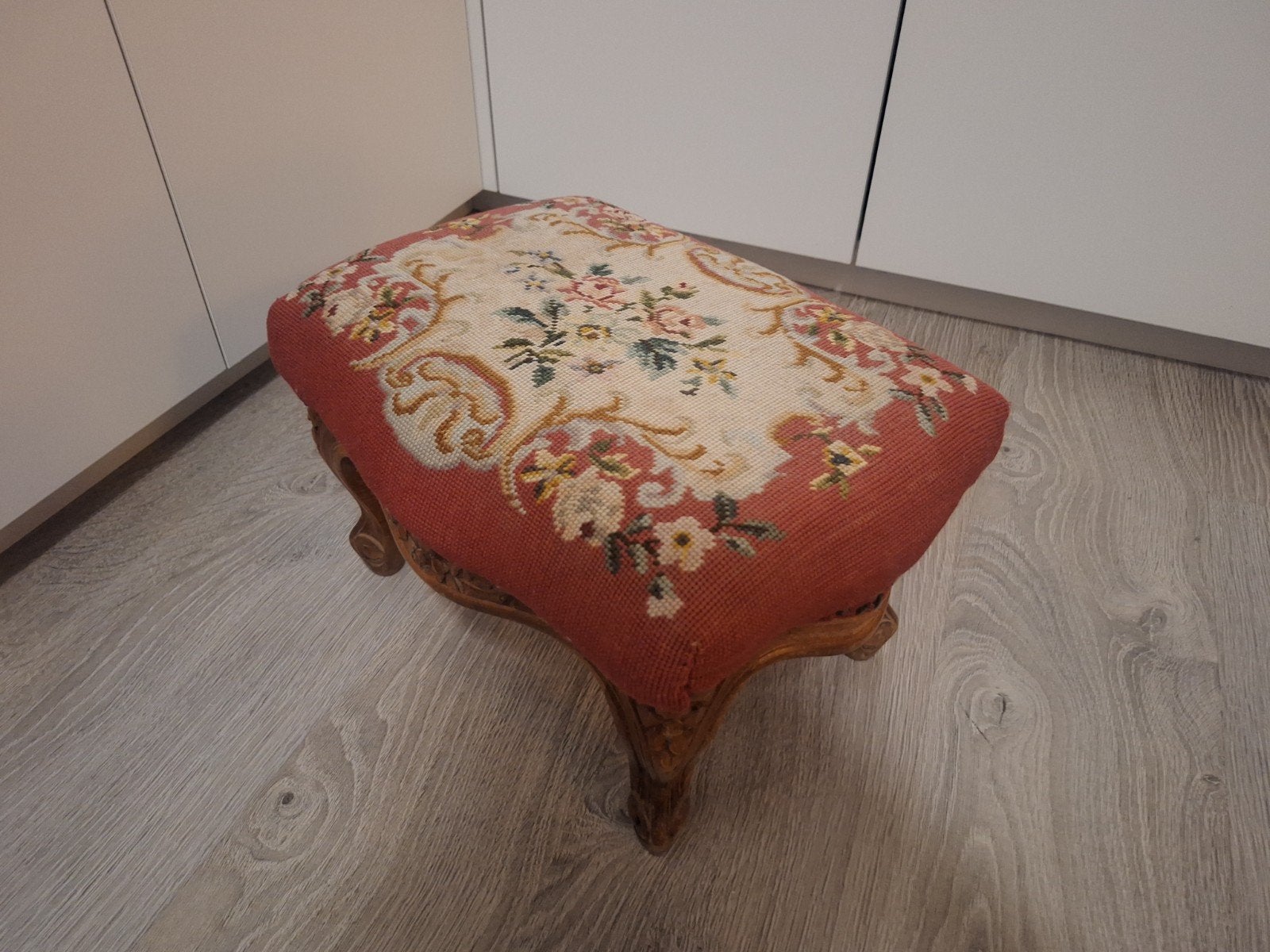 vintage voetenbankje in Lodewijk XV-stijl, Ophalen