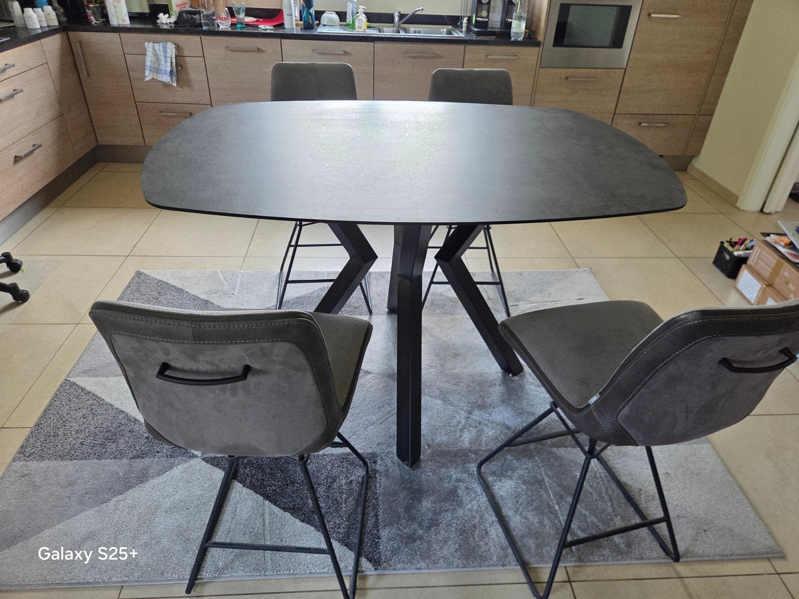 table de salle a manger et 4 superbes chaises, Maison & Meubles, Quatre personnes, 150 à 200 cm, Comme neuf, 100 à 150 cm