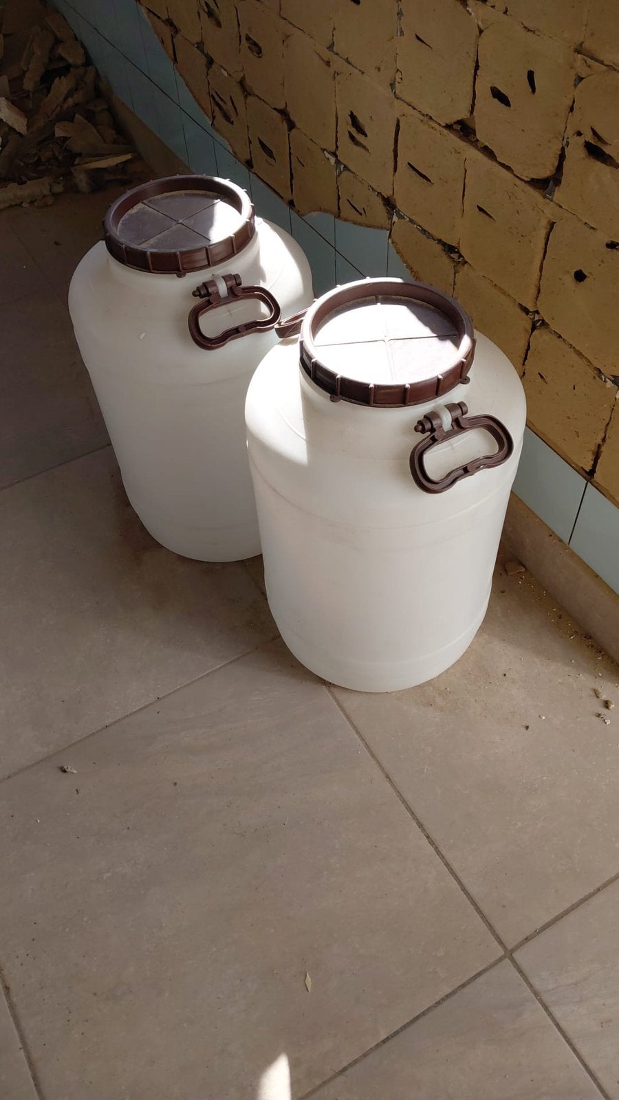 2 splinternieuwe vloeistofbidons van ongeveer 20l, Huis en Inrichting, Ophalen, Zo goed als nieuw