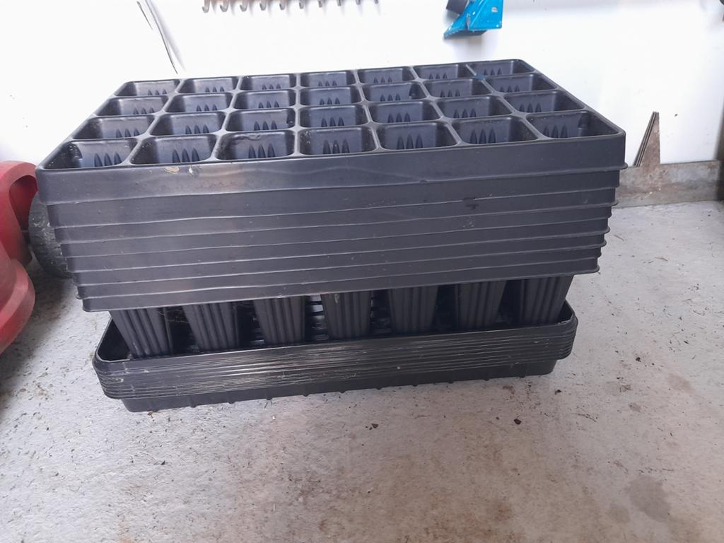 Heel veel kweektrays en bloempotten aan STUNTPRIJS, Tuin en Terras, Kweekspullen, Ophalen