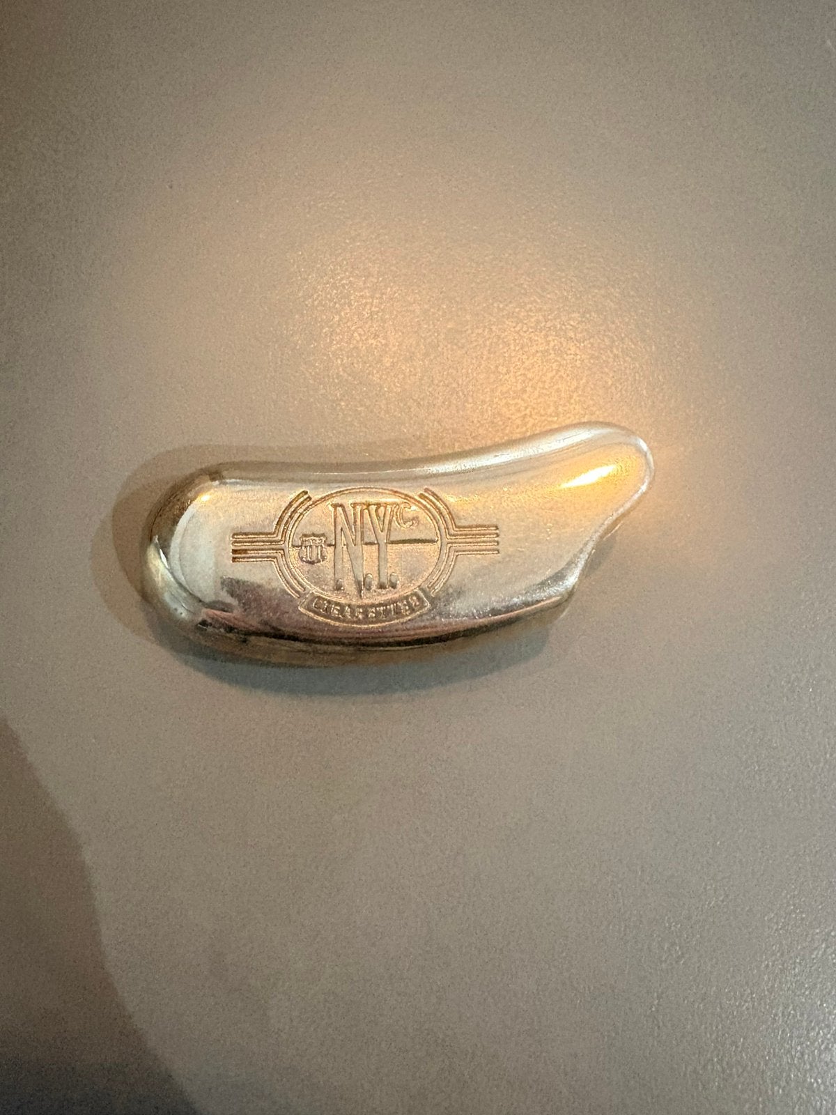 Ancien éteignoir à cigarette de poche N.V.C. en métal, Envoi, Argent