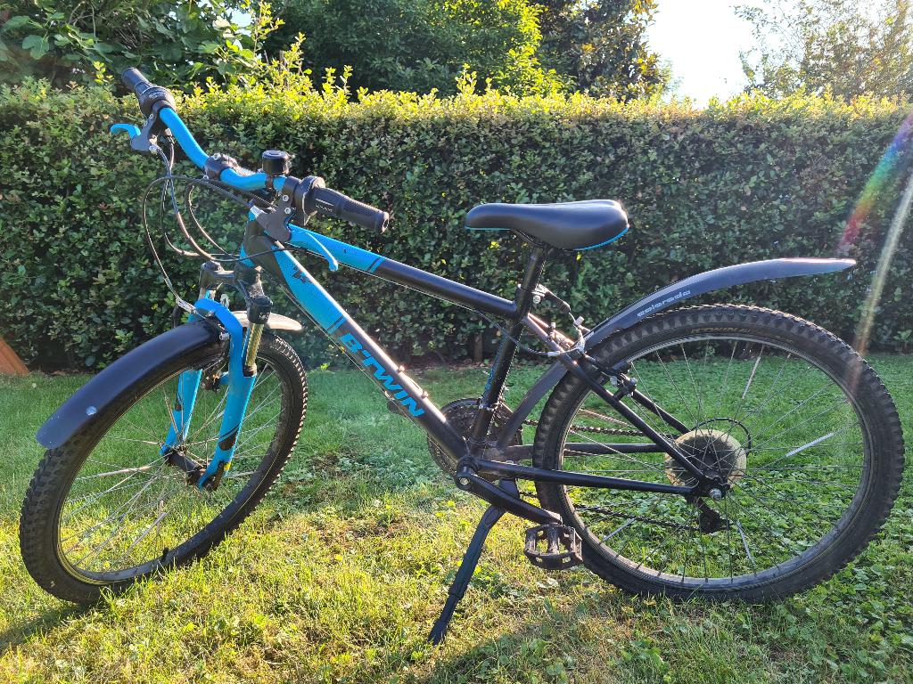 BTwin 24 inch kinderfiets blauw, Fietsen en Brommers, Ophalen, 20 inch of meer, Gebruikt, Velgrem