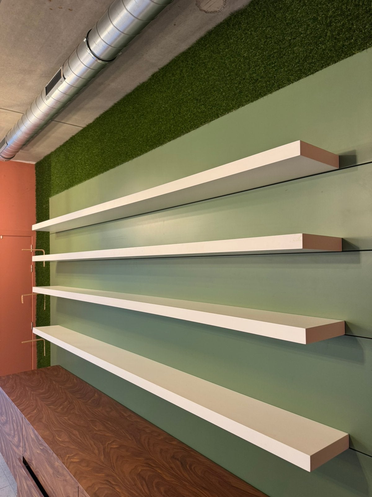 Planches au mur, Enlèvement, Comme neuf