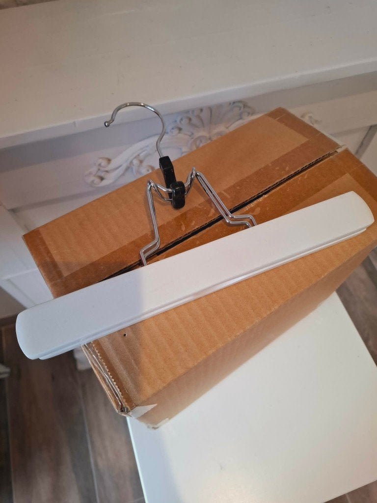 Boite de 11 Cintres Pinces à Pantalons Jupes Bois Blanc, Kleding | Dames, Ophalen of Verzenden, Nieuw, Hout, Kinderen en Volwassenen