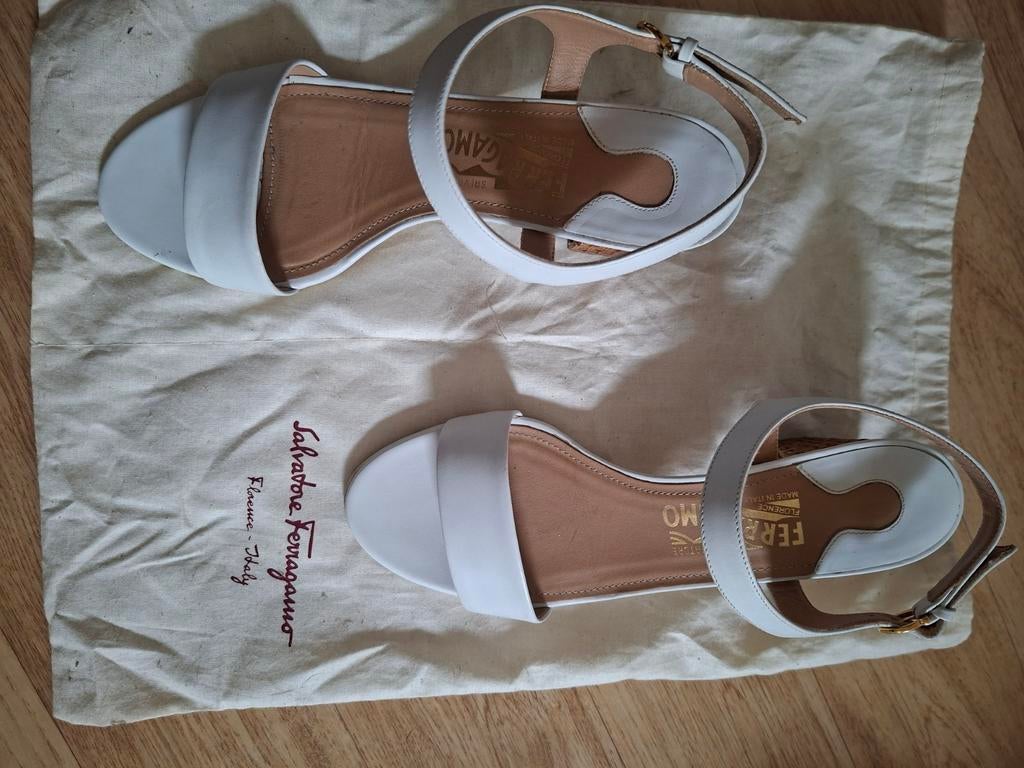 Salvatore Ferragamo sandalen, Enlèvement