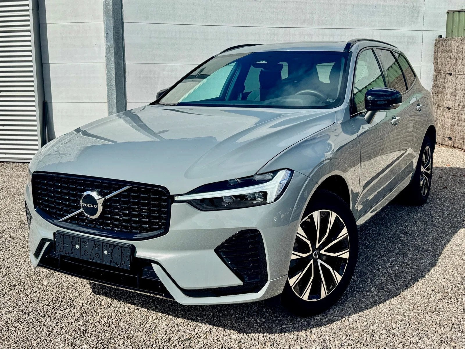 Volvo XC60 Volvo XC60 2.0 B4 Mild-Hybrid Plus Dark 2WD, Argent ou Gris, Entreprise, Carnet d'entretien, Noir
