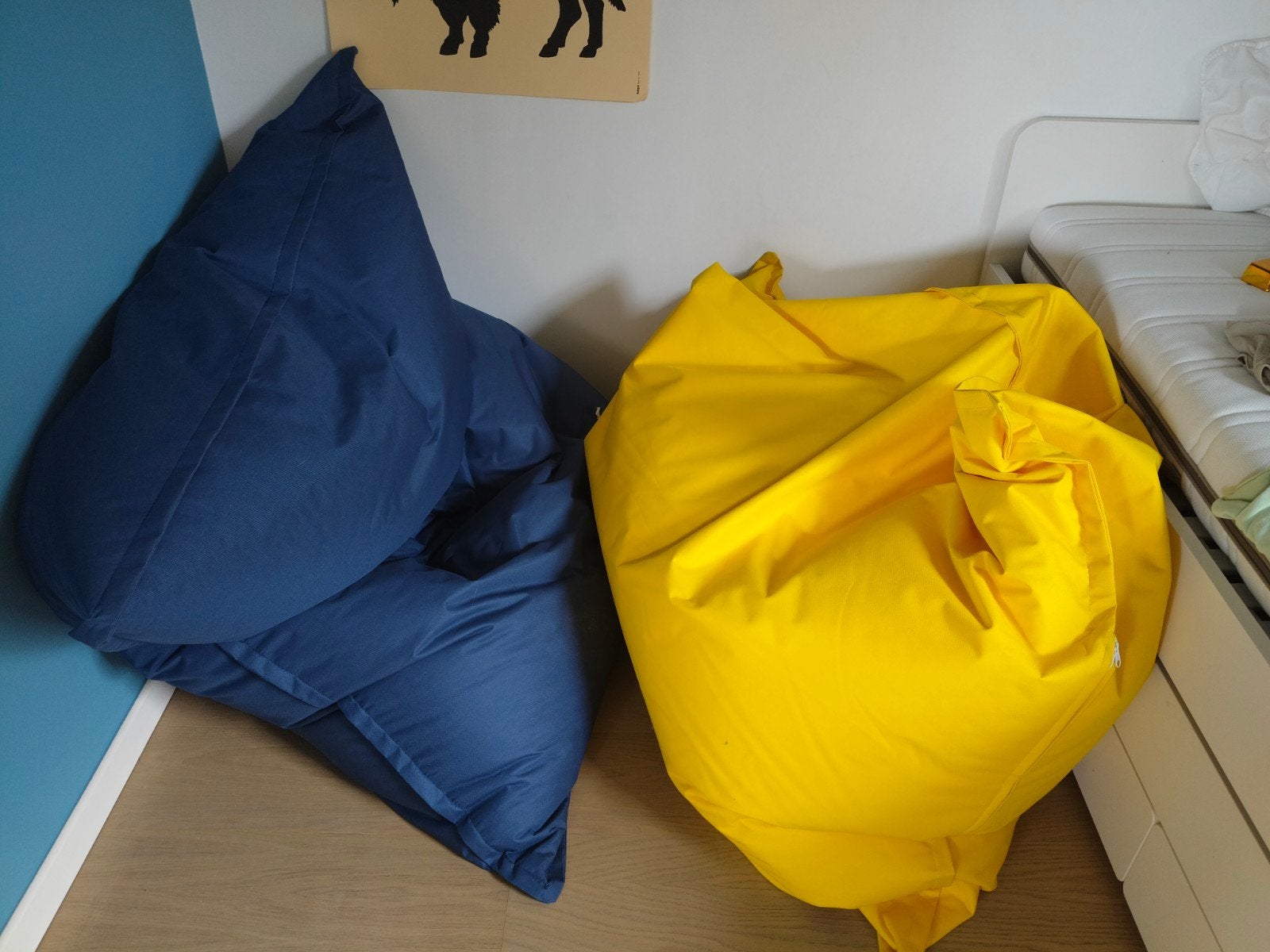 Twee zitzakken blauw en geel, Ophalen, Blauw