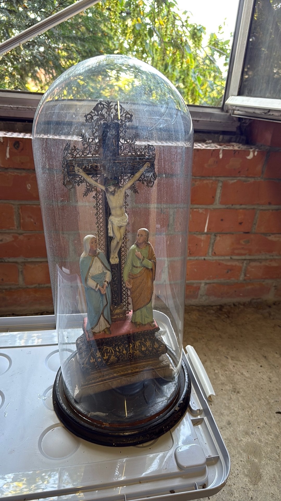 Antiek jezus kruisbeeld onder stolp, Antiek en Kunst, Antiek | Religieuze voorwerpen, Ophalen