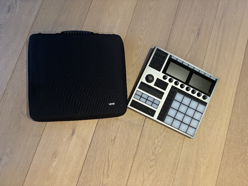 Native Instruments Maschine Plus & UDG opbergtas, Muziek en Instrumenten, Samplers, Ophalen, Zo goed als nieuw