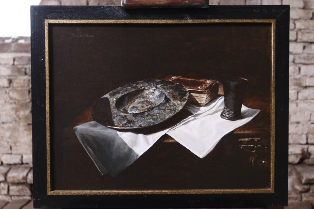 Stilleven tinnen schotel en boekje – Marjolein van den Berg, Antiquités & Art, Textile, Signé, Peinture acrylique, Enlèvement