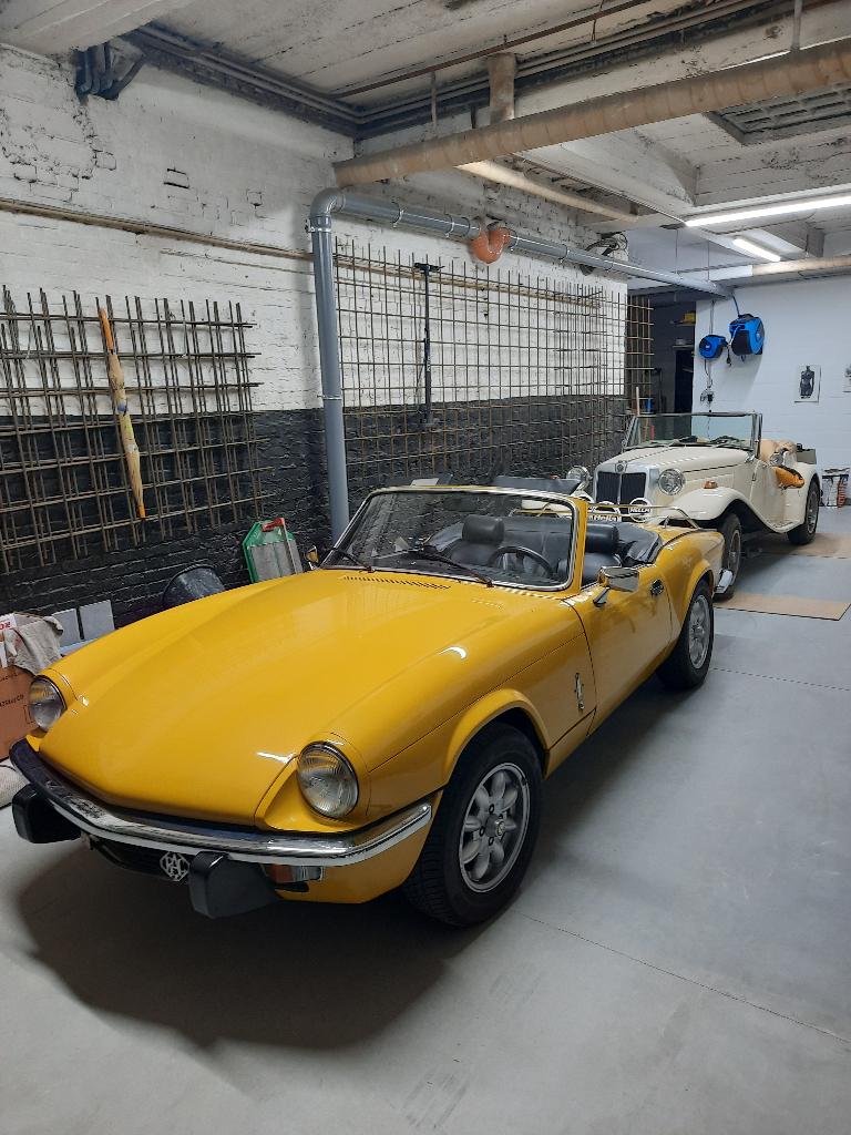 Oldtimer Triumph Spitfire, Auto's, Achterwielaandrijving, Zwart, Cabriolet, Geel