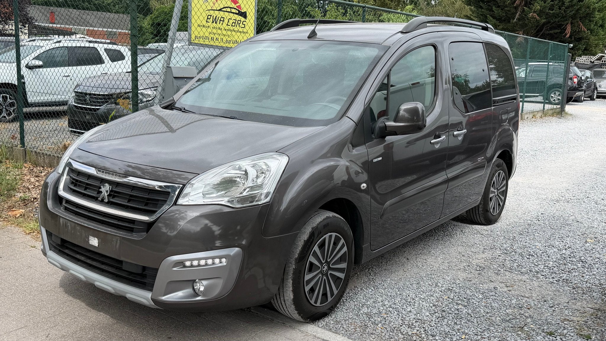 Peugeot Partner 1.2 benzine bj 2018 km 106000, Auto's, Voorwielaandrijving, Stof, Gebruikt, Euro 6